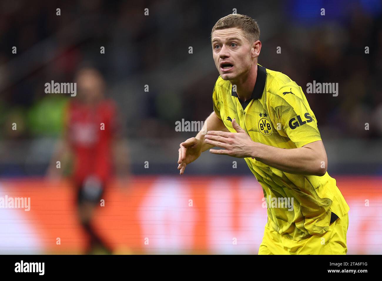 Milan, Italie. 28 novembre 2023. Julian Ryerson, du Borussia Dortmund, regarde pendant le match de football de l'UEFA Champions League entre l'AC Milan et le Borussia Dortmund. Crédit : Marco Canoniero/Alamy Live News Banque D'Images