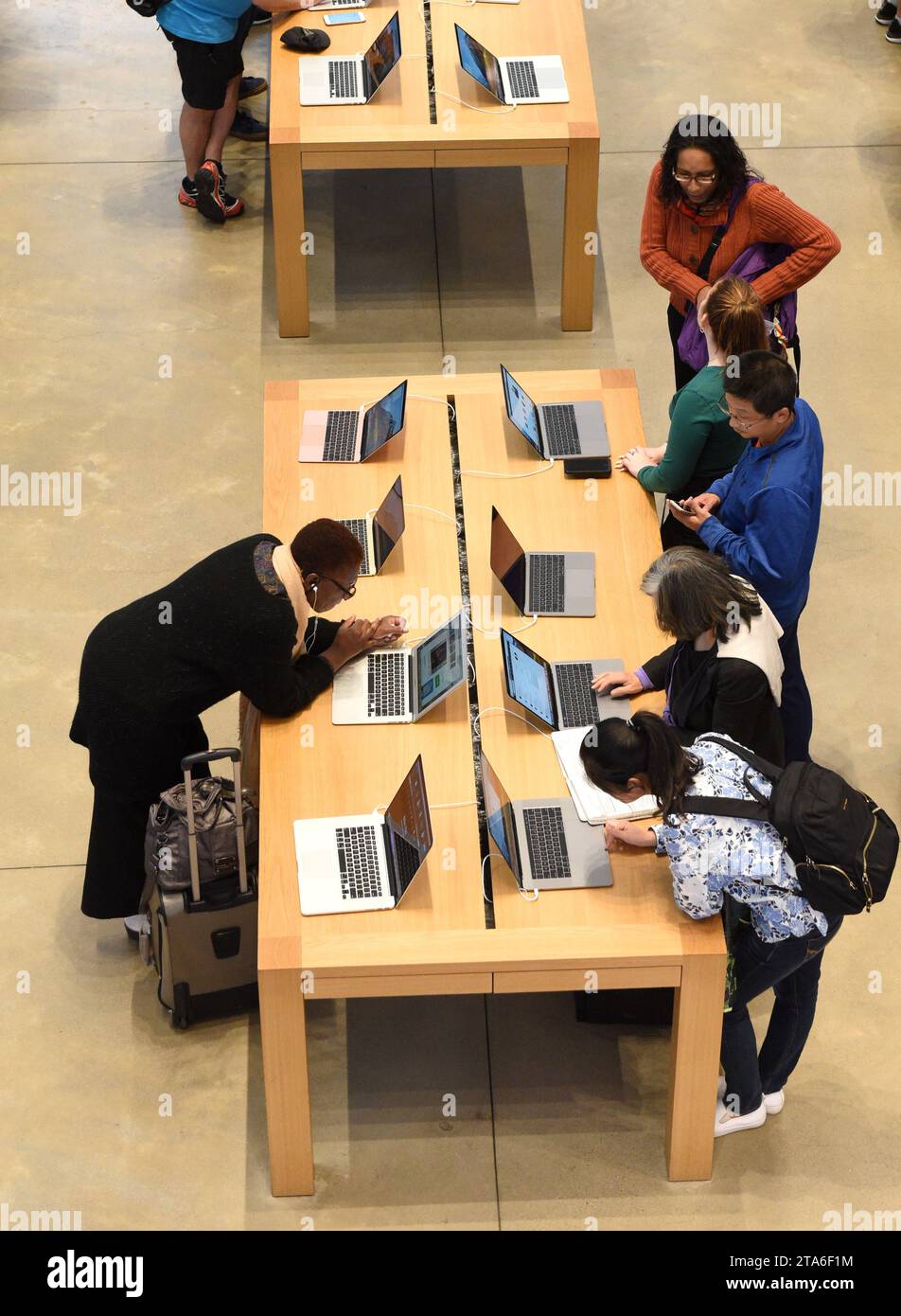 New York, États-Unis - 08 juin 2018 : personnes en magasin Apple Fifth Avenue à New York, NY. Banque D'Images