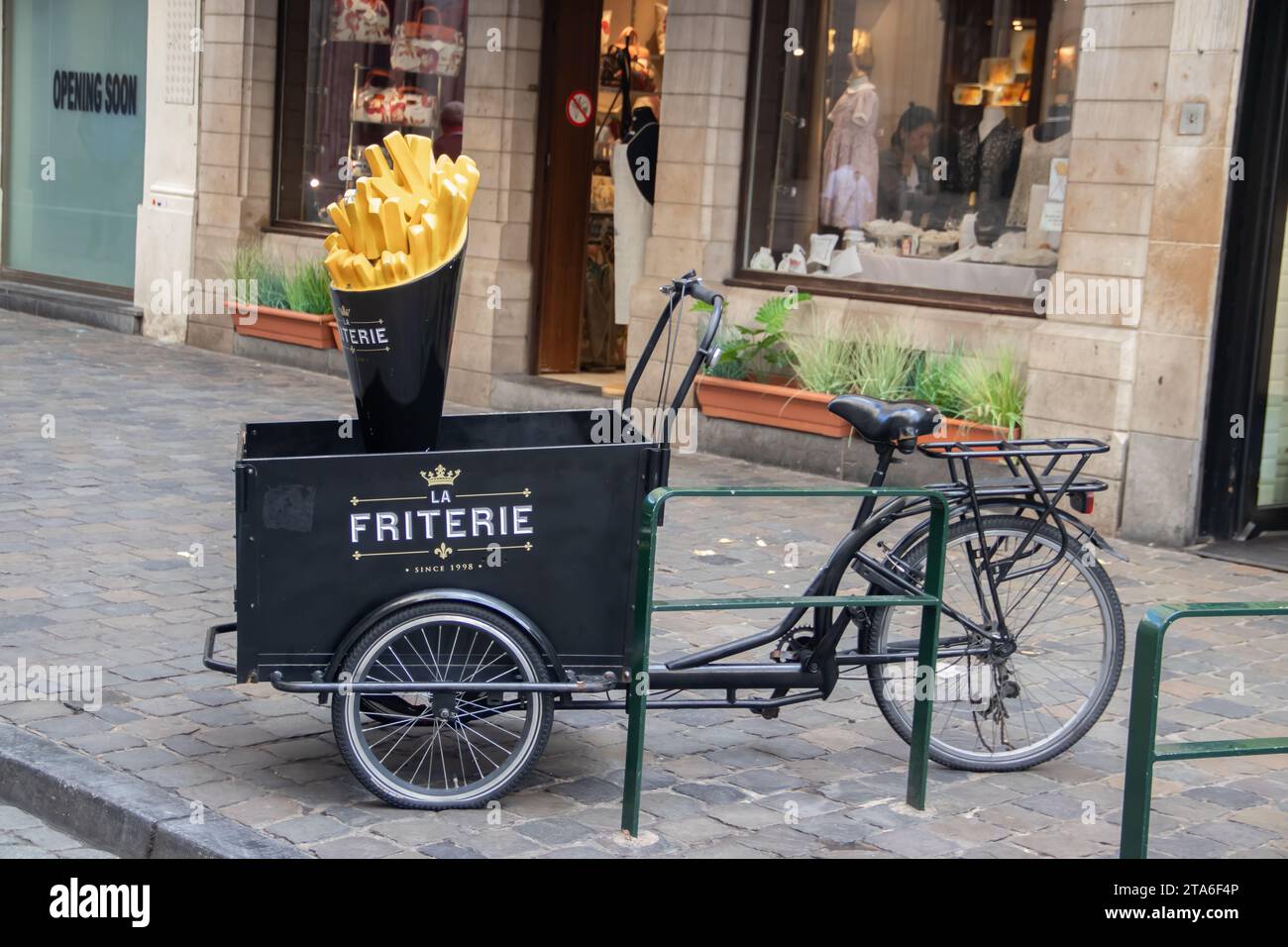 French Fries (friteria en langue flamande) signe de vélo à l'extérieur du restaurant dans les rues de Bruxelles, marketing agréable Banque D'Images