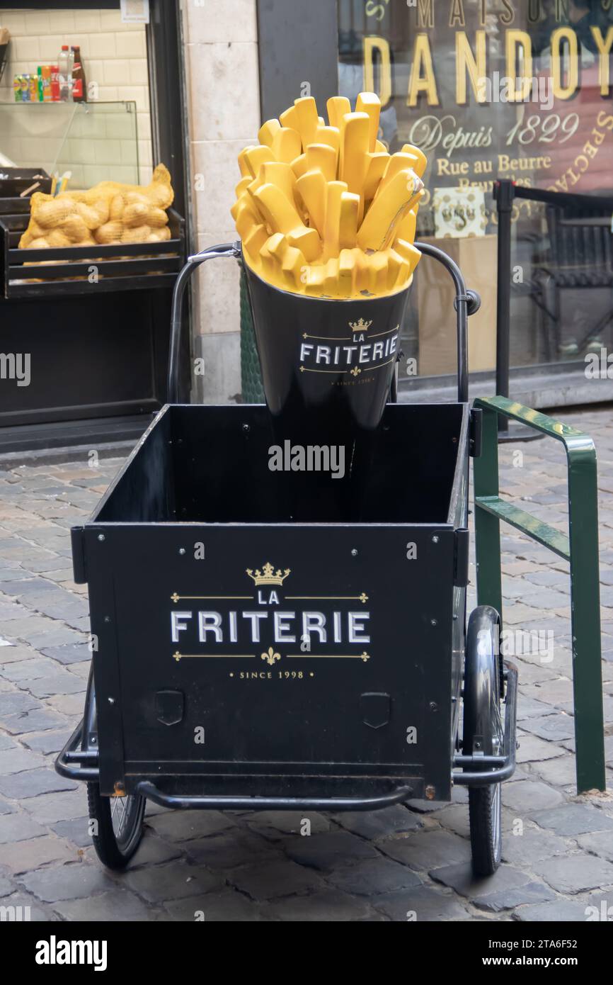 French Fries (friteria en langue flamande) signe de vélo à l'extérieur du restaurant dans les rues de Bruxelles, marketing agréable Banque D'Images