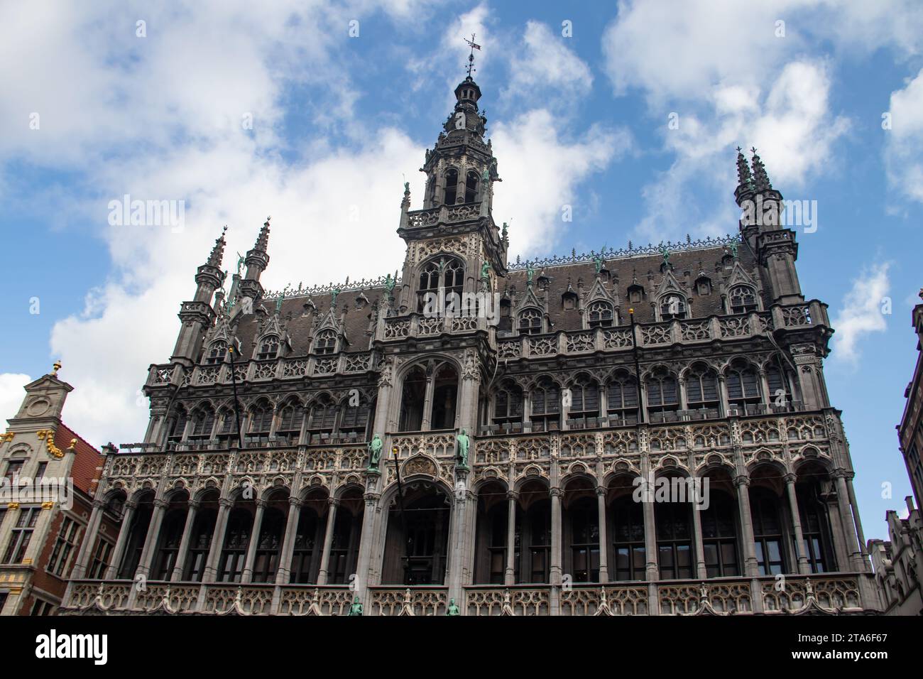 La Grand-place de Bruxelles datant de la fin du 17e siècle. Les bâtiments entourant la place comprennent d'opulentes salles de guildhalls baroques Banque D'Images