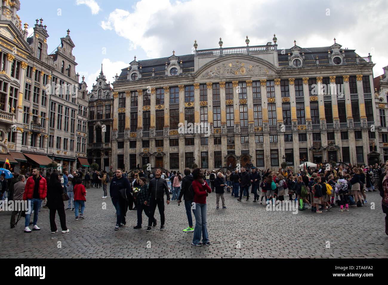 La Grand-place de Bruxelles datant de la fin du 17e siècle. Les bâtiments entourant la place comprennent d'opulentes salles de guildhalls baroques Banque D'Images