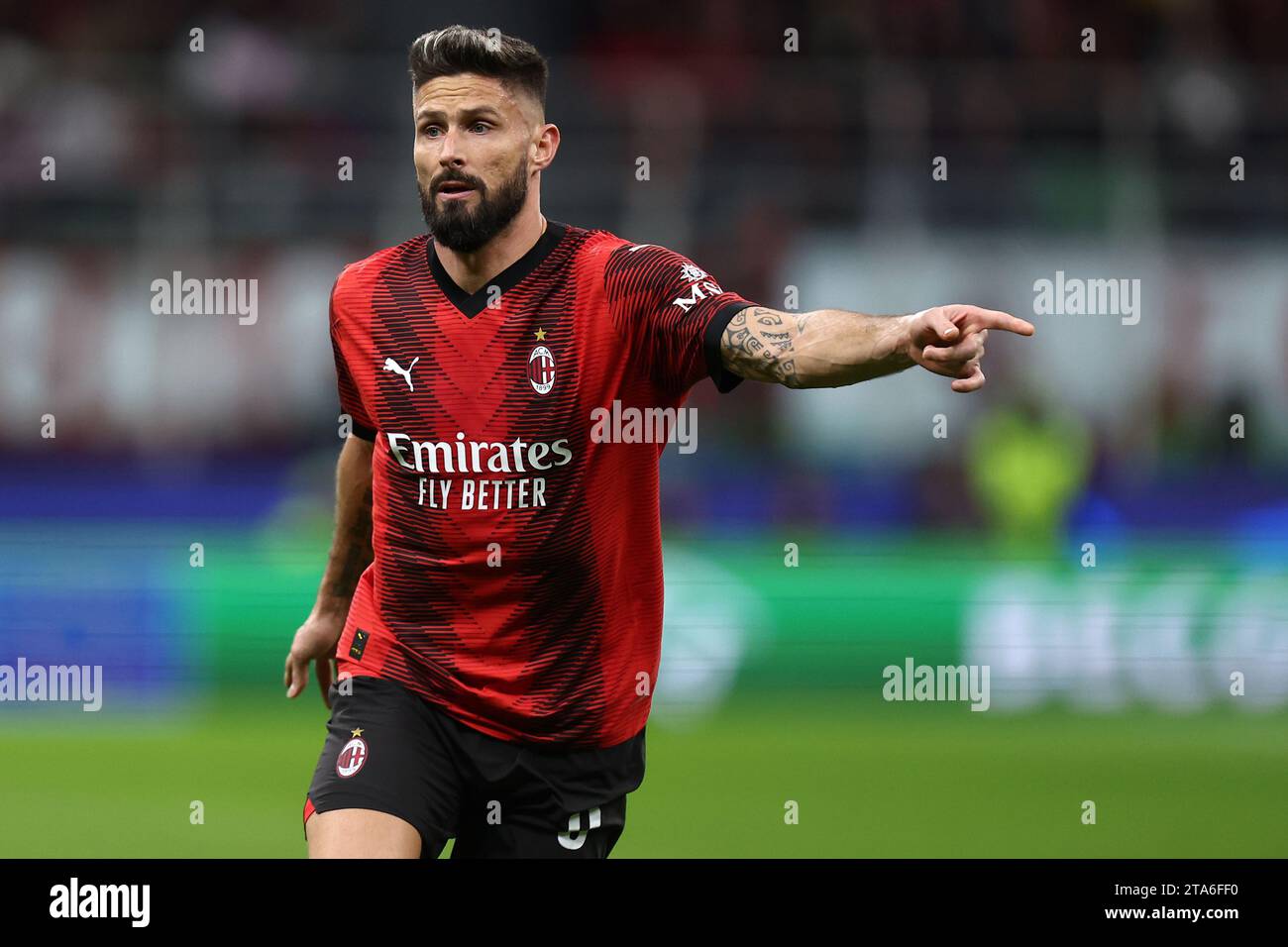 Milan, Italie. 28 novembre 2023. Olivier Giroud de l'AC Milan fait des gestes lors du match de football de l'UEFA Champions League entre l'AC Milan et le Borussia Dortmund. Crédit : Marco Canoniero/Alamy Live News Banque D'Images