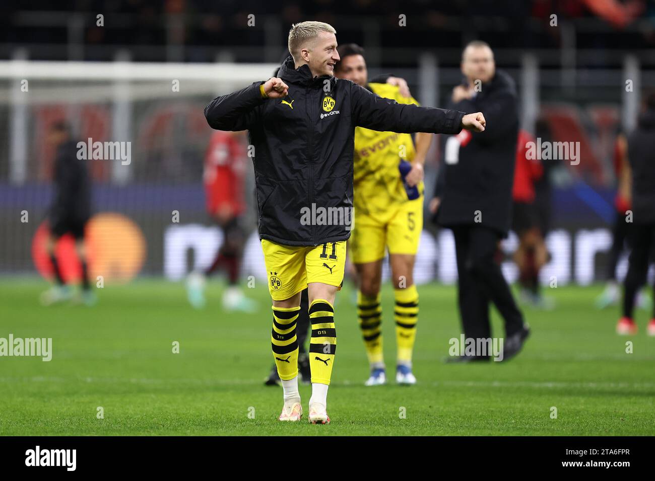 Milan, Italie. 28 novembre 2023. Marco Reus du Borussia Dortmund célèbre la fin du match de football de l'UEFA Champions League entre l'AC Milan et le Borussia Dortmund. Crédit : Marco Canoniero/Alamy Live News Banque D'Images