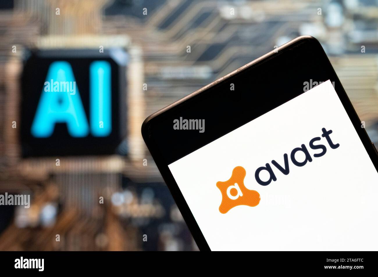 Dans cette illustration photo, le logo de la multinationale tchèque de logiciels de cybersécurité Avast Software est affiché sur un smartphone avec une puce d'intelligence artificielle (IA) et un symbole en arrière-plan. Banque D'Images