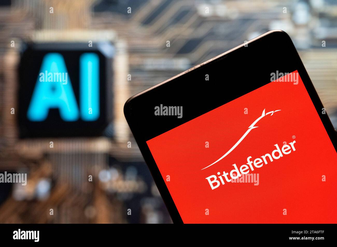 Dans cette illustration photo, le logo Bitdefender, société roumaine de logiciels antivirus et de cybersécurité, est affiché sur un smartphone avec une puce d'intelligence artificielle (IA) et un symbole en arrière-plan. Banque D'Images