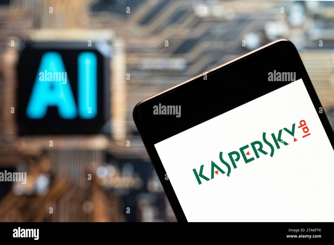 Sur cette photo, le logo Kaspersky Lab, fournisseur de logiciels antivirus et de cybersécurité multinational, est affiché sur un smartphone avec une puce d'intelligence artificielle (IA) et un symbole en arrière-plan. Banque D'Images