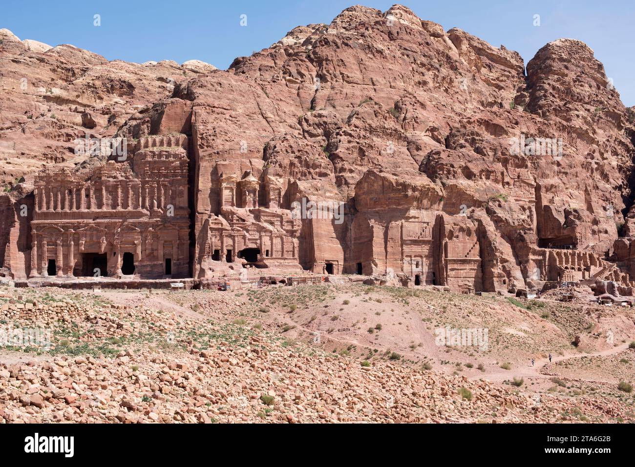 Pétra, tombes royales avec la tombe du palais à gauche. Gouvernorat de Ma áan, Jordanie. Banque D'Images