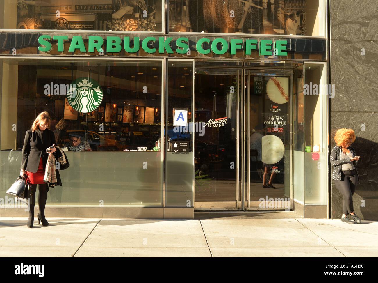 New York, États-Unis - 30 mai 2018 : personnes dans la rue près de Starbucks Coffee dans le Midtown de Manhattan. Banque D'Images