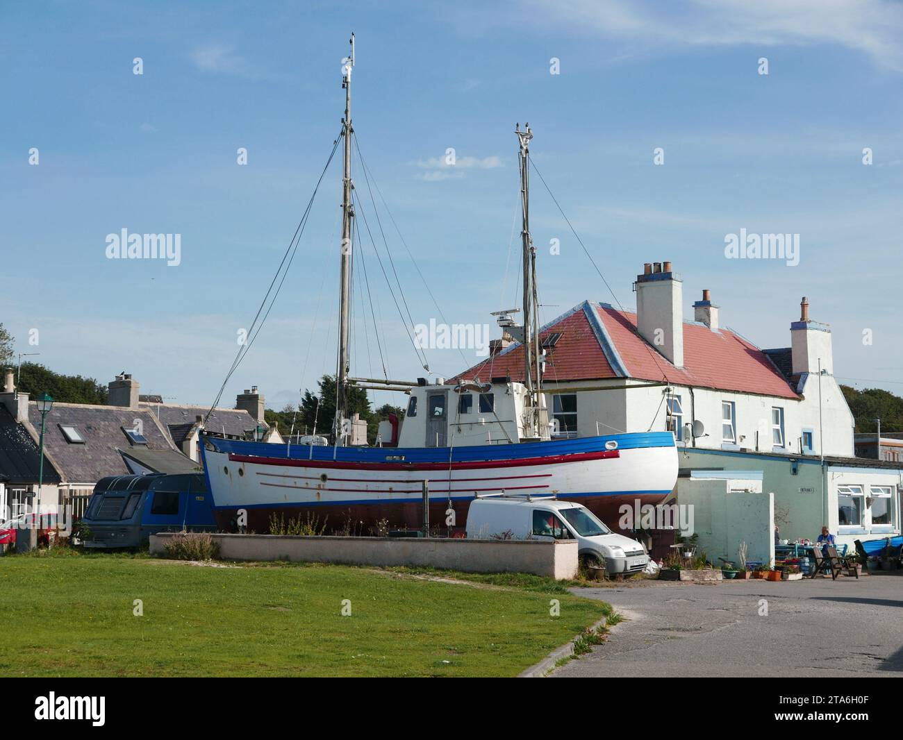 Une vue d'un bateau de pêche sur le rivage du port de Balintore, un ancien village de pêcheurs sur la péninsule Tarbat de Easter Ross en Écosse Banque D'Images