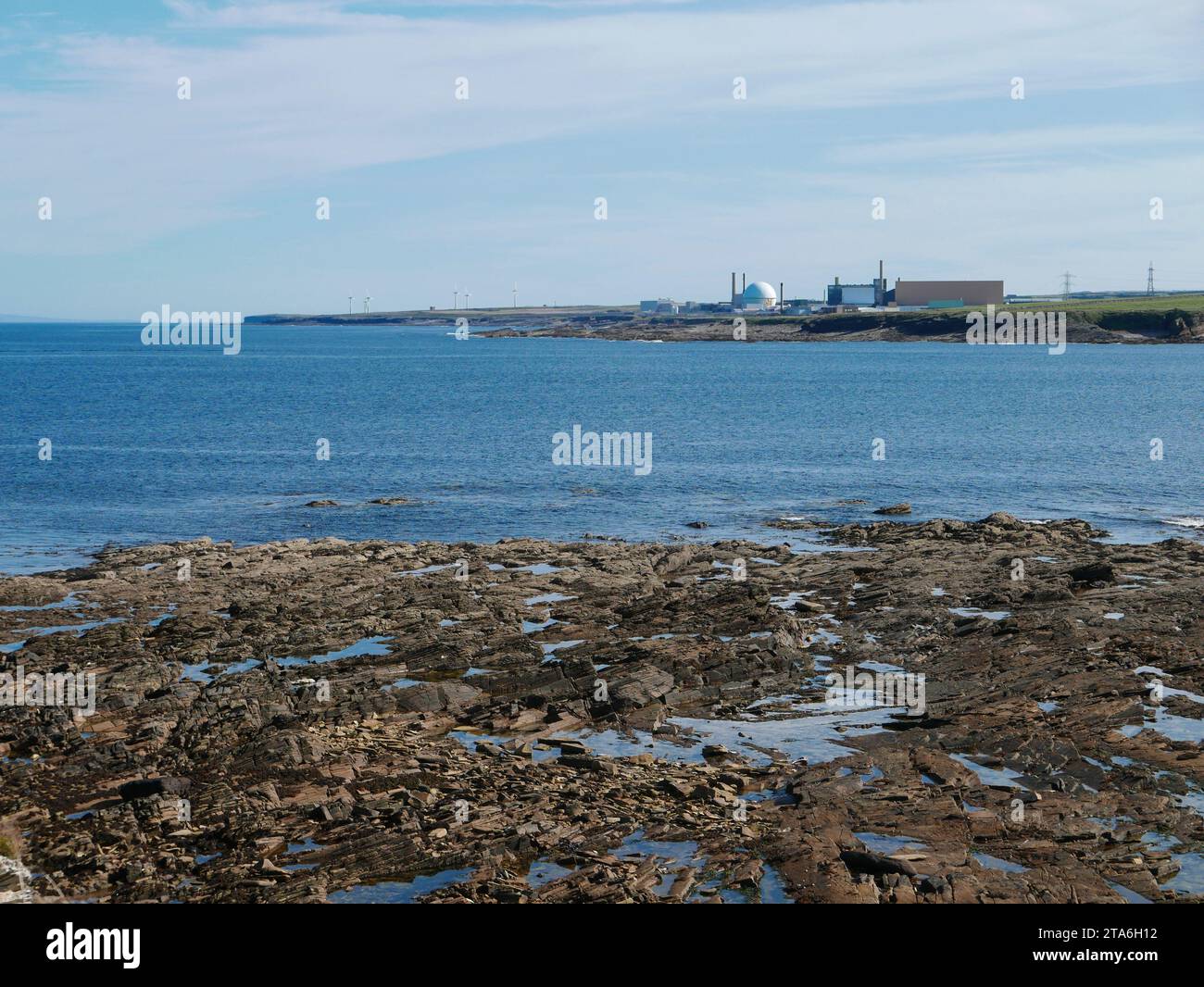Centrale électrique de Dounreay sur la côte de l'Écosse à Caithness vue du port de Fresgoe Banque D'Images