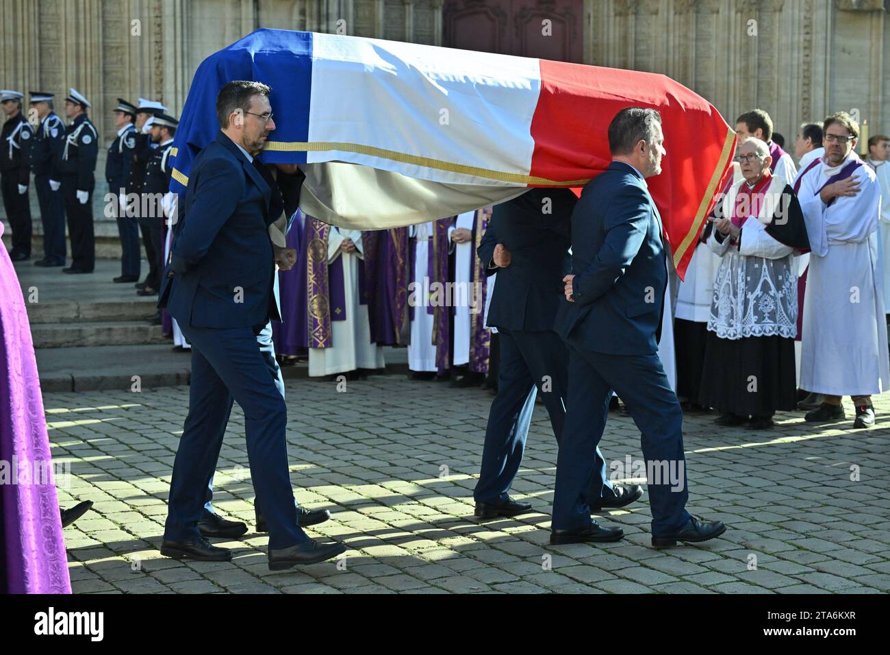 Lyon, France. 29 novembre 2023. Le cercueil lors des funérailles de l'ancien maire de Lyon et ancien ministre de l'intérieur Gérard Collomb à la cathédrale Saint-Jean de Lyon, France, le 29 novembre 2023. Samedi, l’ancien ministre de l’intérieur et partisan précoce d’Emmanuel Macron Gérard Collomb, est décédé à l’âge de 76 ans. Il a annoncé en 2022 qu'il souffrait d'un cancer de l'estomac. Photo Julien Reynaud/APS-Medias/ABACAPRESS.COM crédit : Abaca Press/Alamy Live News Banque D'Images