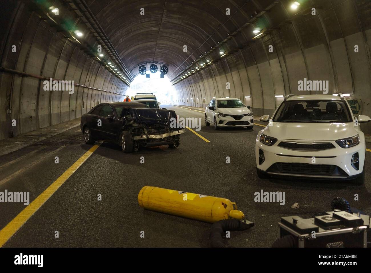 Accident de la route. La voiture est entrée en collision avec une bouteille de produit chimique dangereux à l'intérieur du tunnel. Banque D'Images