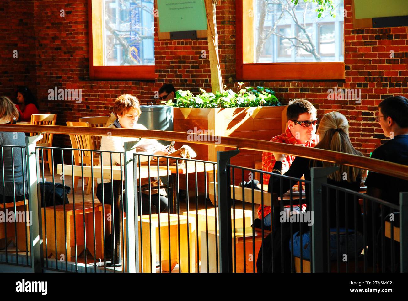 Les amis déjeunent dans la rotonde et l'aire de restauration de Quincy Market, un bâtiment historique de Boston Banque D'Images