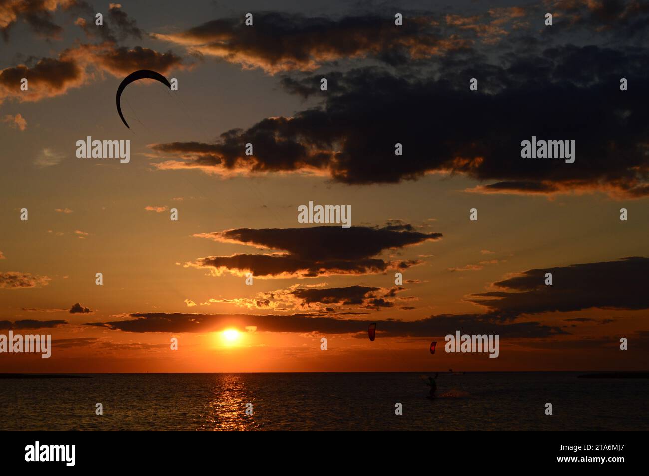 Un kite surfer fait une dernière course alors que le soleil se couche sur la baie sur les Outer Banks de Caroline du Nord Banque D'Images