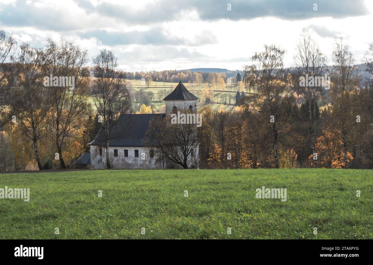 Monument culturel protégé Église de St. Jean de Nepomuk à Vrchni Orlice à Bartosovice, Orlicke hory, montagnes, République tchèque, octobre 7, 2023. ( Banque D'Images