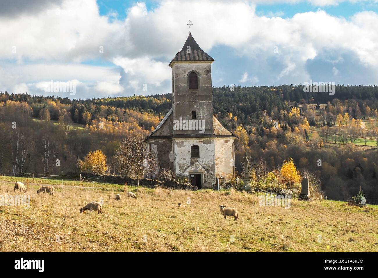 Monument culturel protégé Église de St. Jean de Nepomuk à Vrchni Orlice à Bartosovice, Orlicke hory, montagnes, République tchèque, octobre 7, 2023. ( Banque D'Images