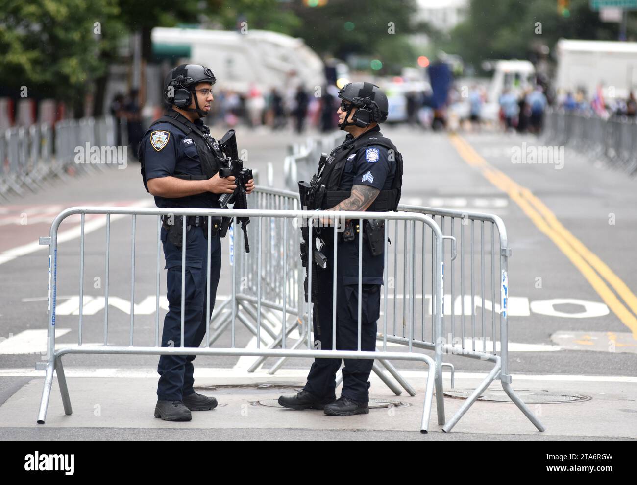 NEW YORK, États-Unis - 10 juin 2018 : les policiers du New York City police Department (NYPD) assurent la sécurité dans les rues de Manhattan. Banque D'Images