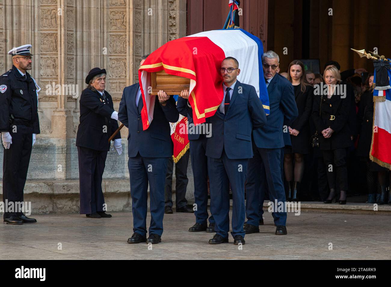 Lyon, France. 29 novembre 2023. Le cercueil, Caroline Collomb, veuve de l'ancien maire de Lyon Gérard Collomb et sa fille lors des funérailles de l'ancien maire de Lyon et ancien ministre de l'intérieur Gérard Collomb à la cathédrale Saint-Jean de Lyon, France, le 29 novembre 2023. Samedi, l’ancien ministre de l’intérieur et partisan précoce d’Emmanuel Macron Gérard Collomb, est décédé à l’âge de 76 ans. Il a annoncé en 2022 qu'il souffrait d'un cancer de l'estomac. Photo de Bony/Pool/ABACAPRESS.COM crédit : Abaca Press/Alamy Live News Banque D'Images