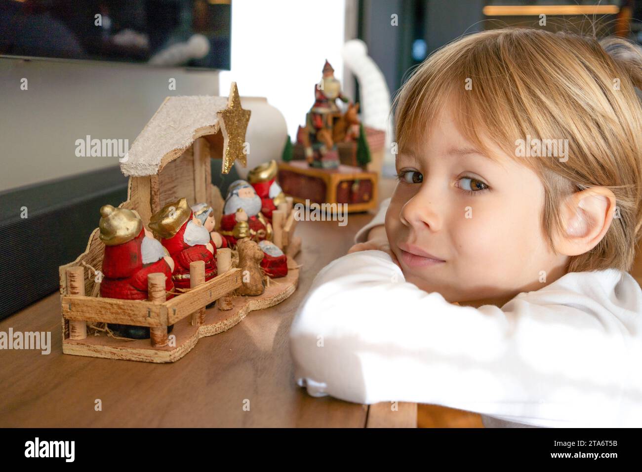 Un garçon de quatre ans regarde la scène de la nativité de Noël Banque D'Images