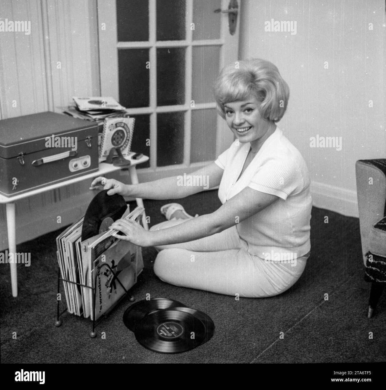 Jan Williams qui a joué la masseuse dans From Russia with Love, se détend à la maison dans les années 1960 Banque D'Images