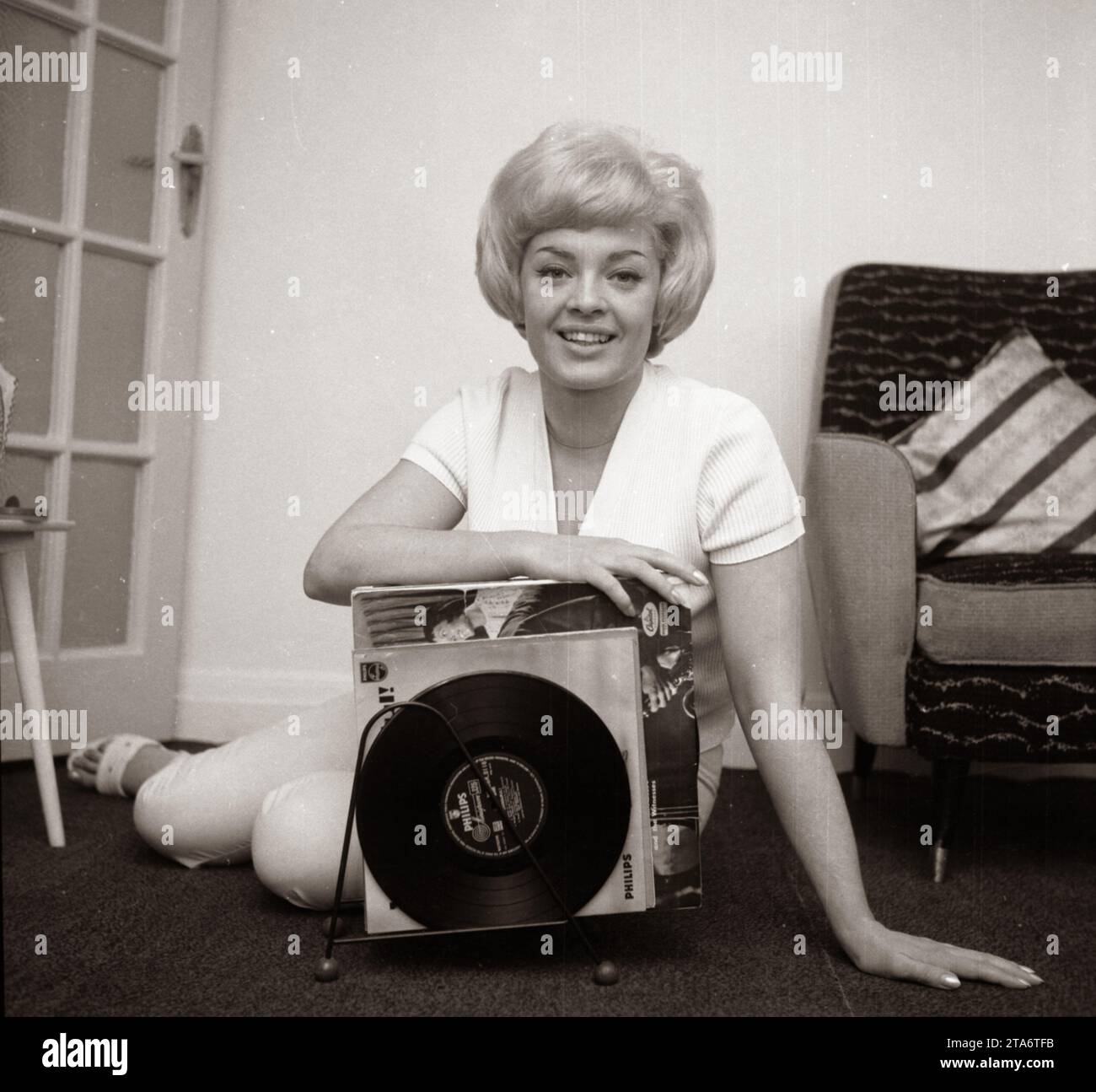 Jan Williams qui a joué la masseuse dans From Russia with Love, se détend à la maison dans les années 1960 Banque D'Images