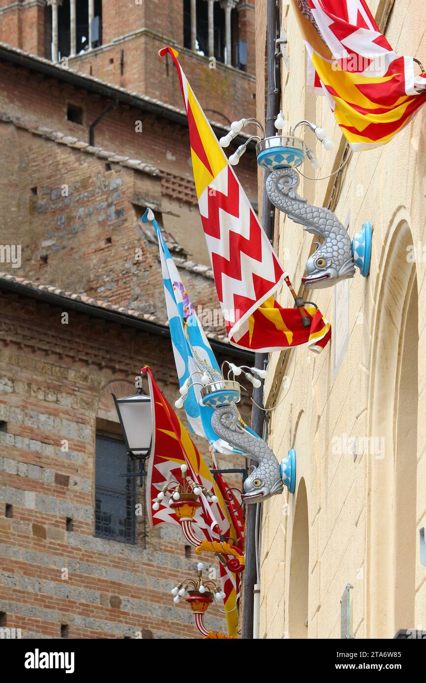 Sienne, Italie. La vieille ville est divisée en quartiers traditionnels (contrade) avec des drapeaux et des couleurs distincts. Valdimontone (Vallée de la RAM) et Onda (WAV Banque D'Images