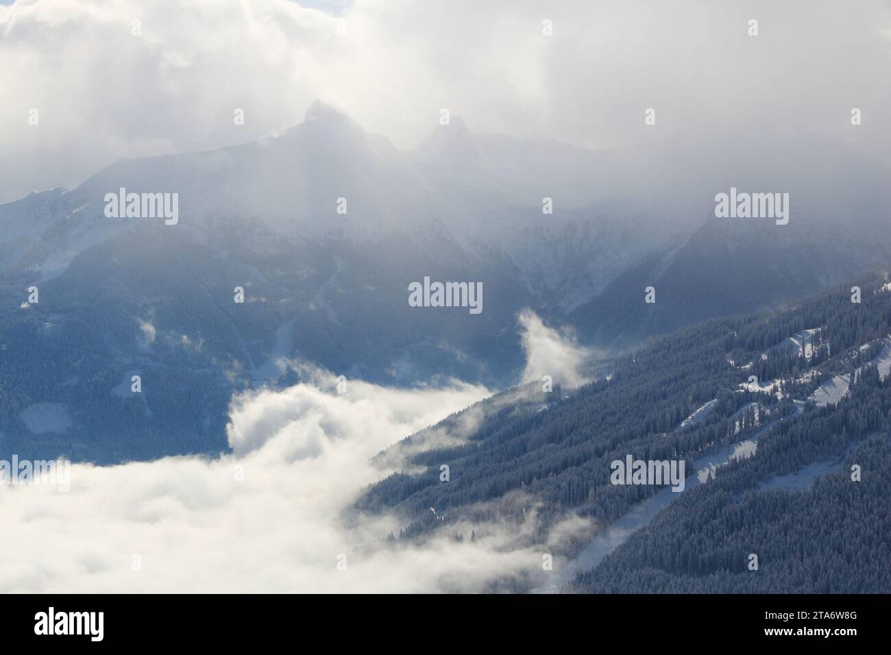 Autriche ski. Station de ski de Bad Gastein. Chaîne de montagnes High Tauern (Hohe Tauern) dans les Alpes. Inversion de nuages basse. Banque D'Images