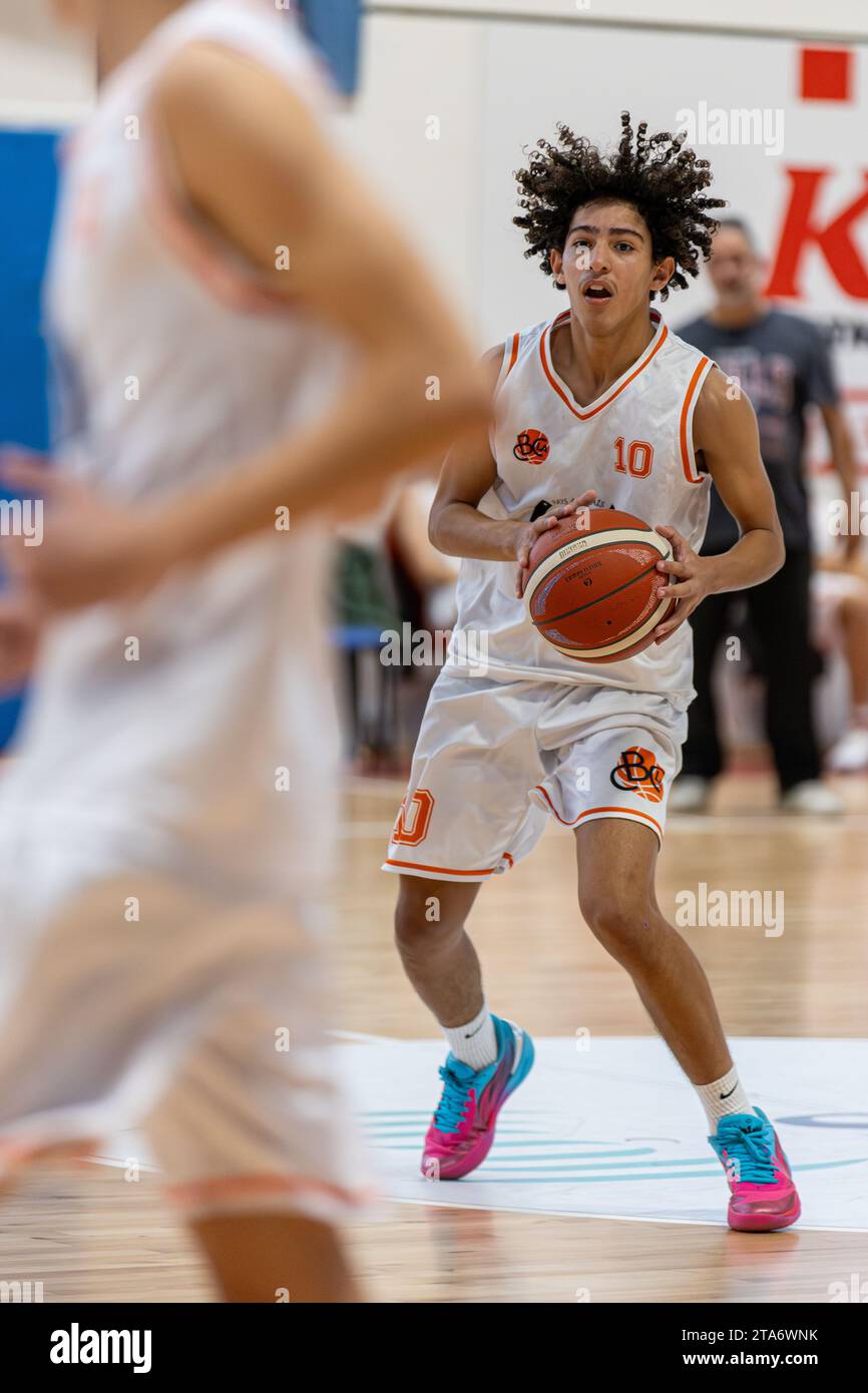 Adolescents jouant à un match de basket-ball au stade municipal d'Agen, France Banque D'Images