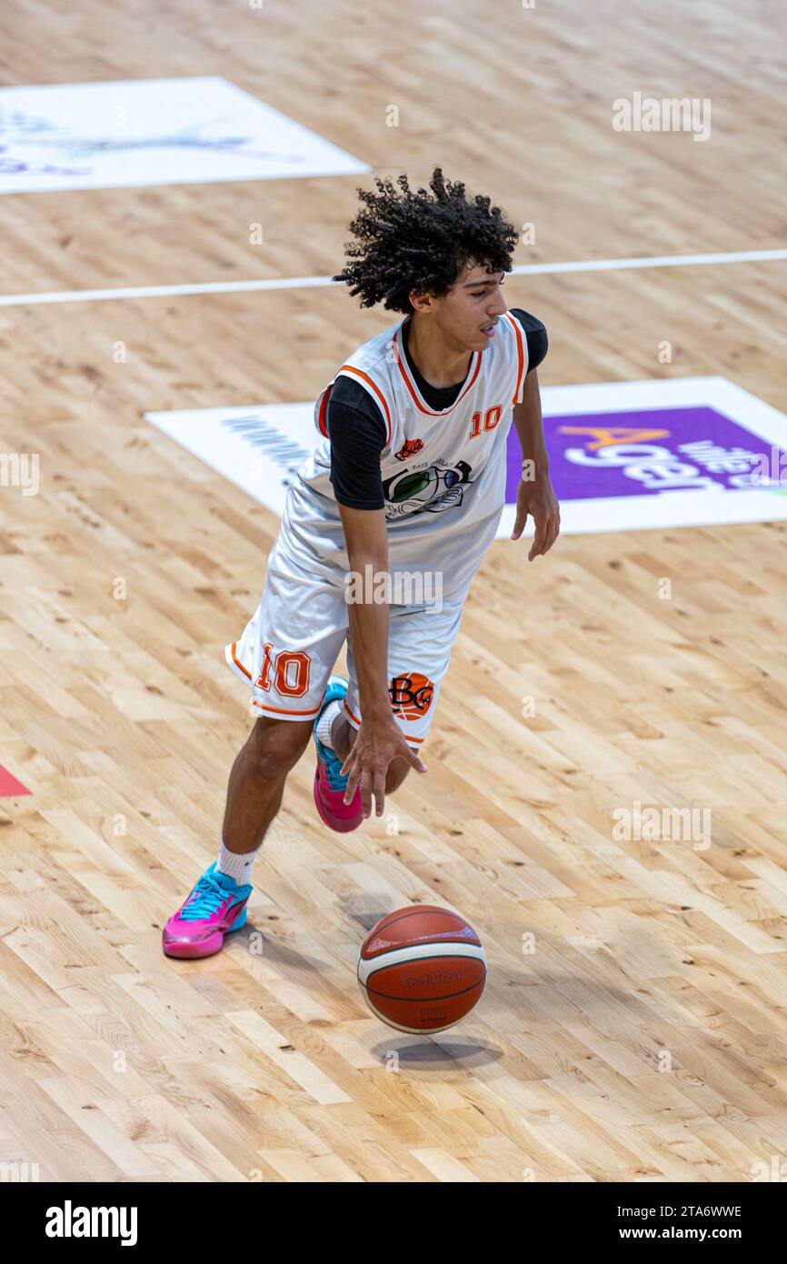 Adolescents jouant à un match de basket-ball au stade municipal d'Agen, France Banque D'Images