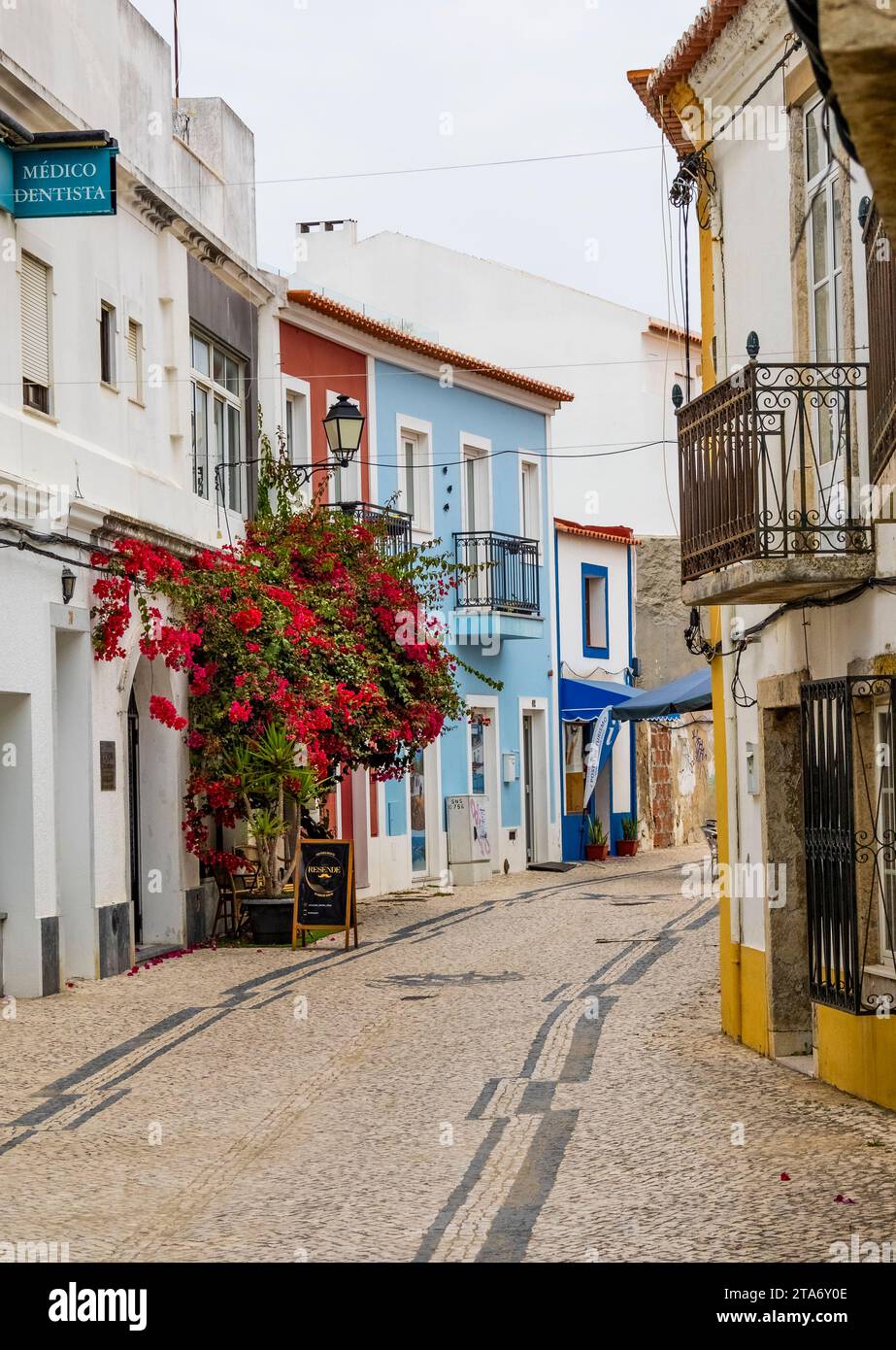 Rue dans la partie ancienne de la ville de Sines dans la région Costa Azul au Portugal Banque D'Images