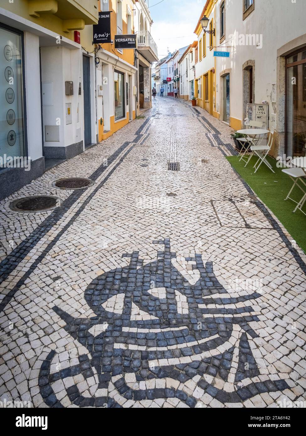 Rue tuile portugaise dans la partie ancienne de la ville de Sines dans la région Costa Azul au Portugal Banque D'Images