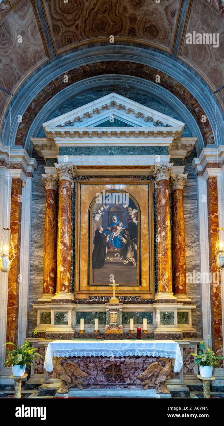 Autel de marbre à l'intérieur de l'église catholique en Italie Banque D'Images