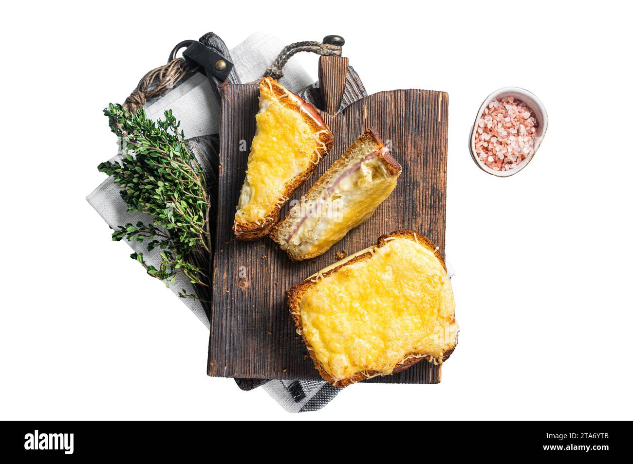 Croque Monsieur avec fromage, jambon, gruyère et sauce Bechamel. Isolé, fond blanc Banque D'Images