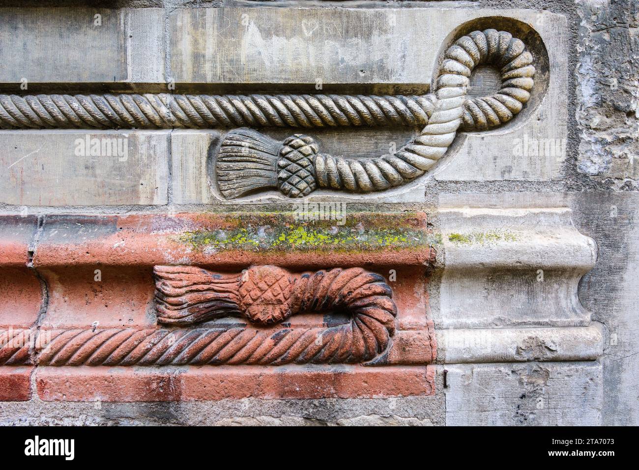 Détail du moulage de corde / câble enroulé en pierre d'une maison de ville du début du 16e siècle à Tours, Indre-et-Loire (37), France. Banque D'Images