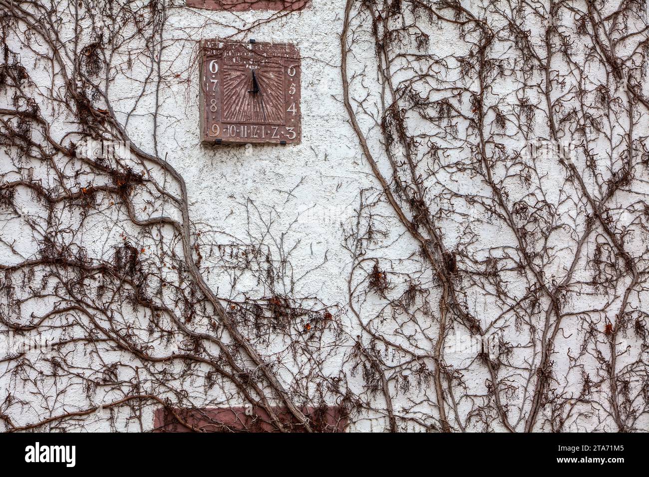 Cadran solaire à l'ancienne muraille de grange, château de Katlenburg, Katlenburg-Lindau, district de Northeim, Basse-Saxe, Allemagne Banque D'Images