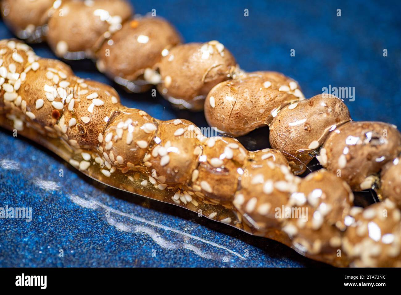 Merde enrobé de sucre sur un bâton, nourriture traditionnelle chinoise, Street Food Banque D'Images