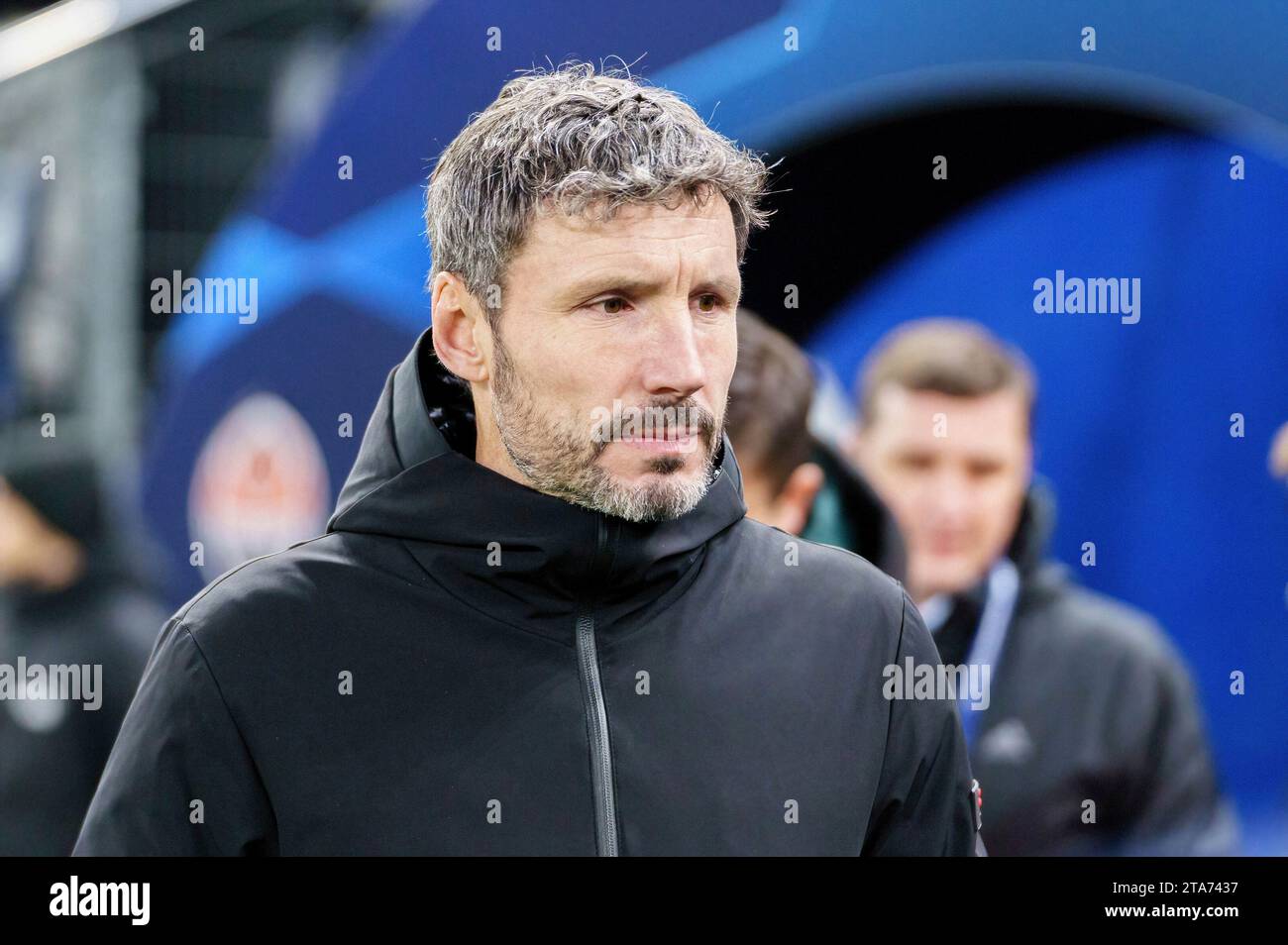 Hambourg, Deutschland. 28 novembre 2023. Mark van Bommel (Royal Antwerpen FC, entraîneur) GER, Schachtar Donezk vs. Royal Antwerpen FC, Fussball, Champions League, Gruppe H, Spieltag 5, saison 2023/2024, 28.11.2023 photo : Eibner-Pressefoto/Marcel von Fehrn crédit : dpa/Alamy Live News Banque D'Images