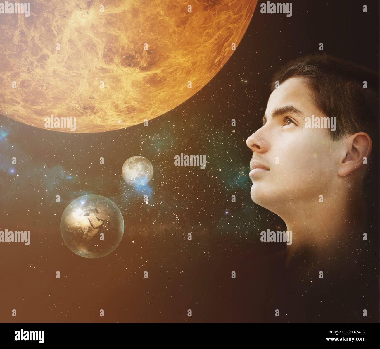 Visage d'adolescent regardant des planètes dans l'espace Banque D'Images