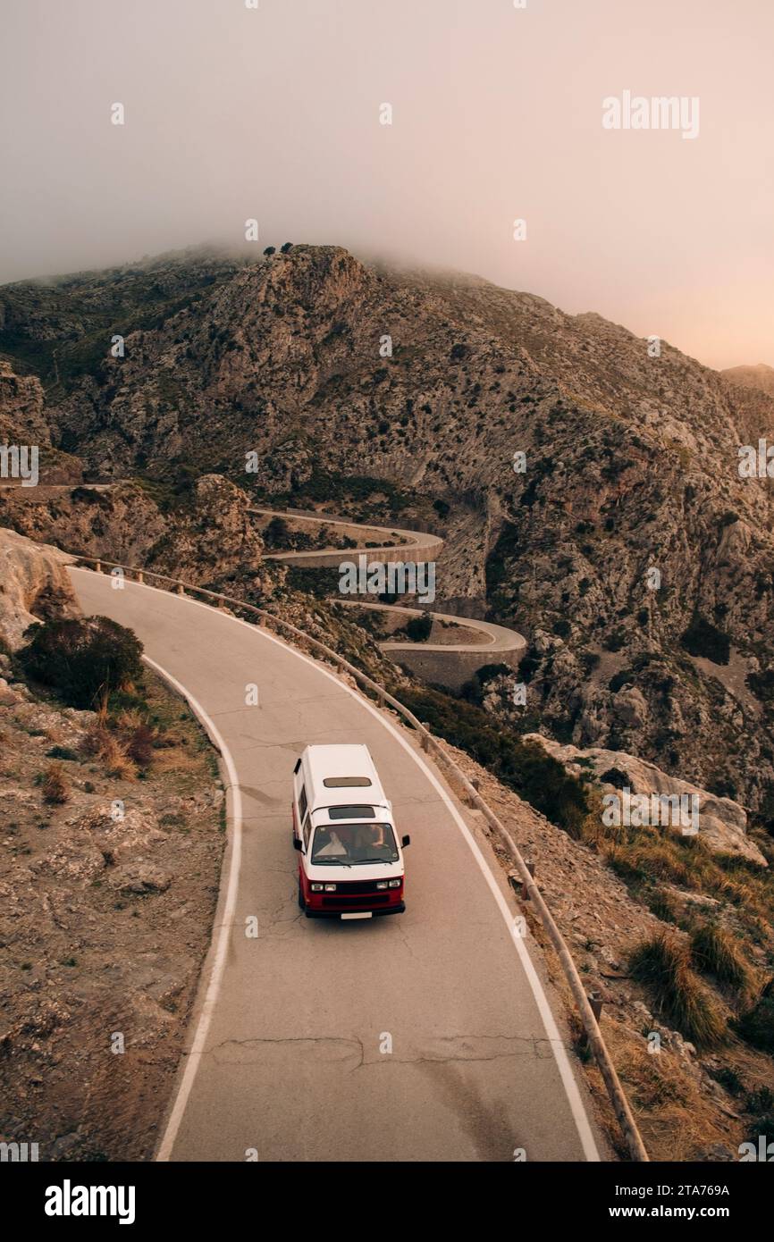 Angle élevé de camionnette se déplaçant sur la route au milieu des montagnes Banque D'Images