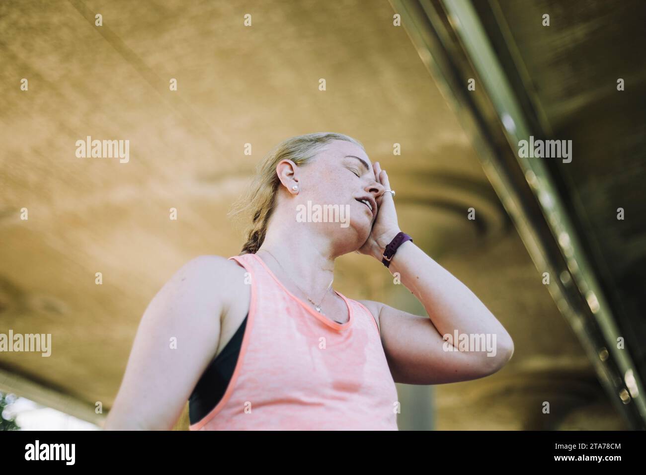 Vue d'angle bas de la femme mature fatiguée après l'entraînement Banque D'Images