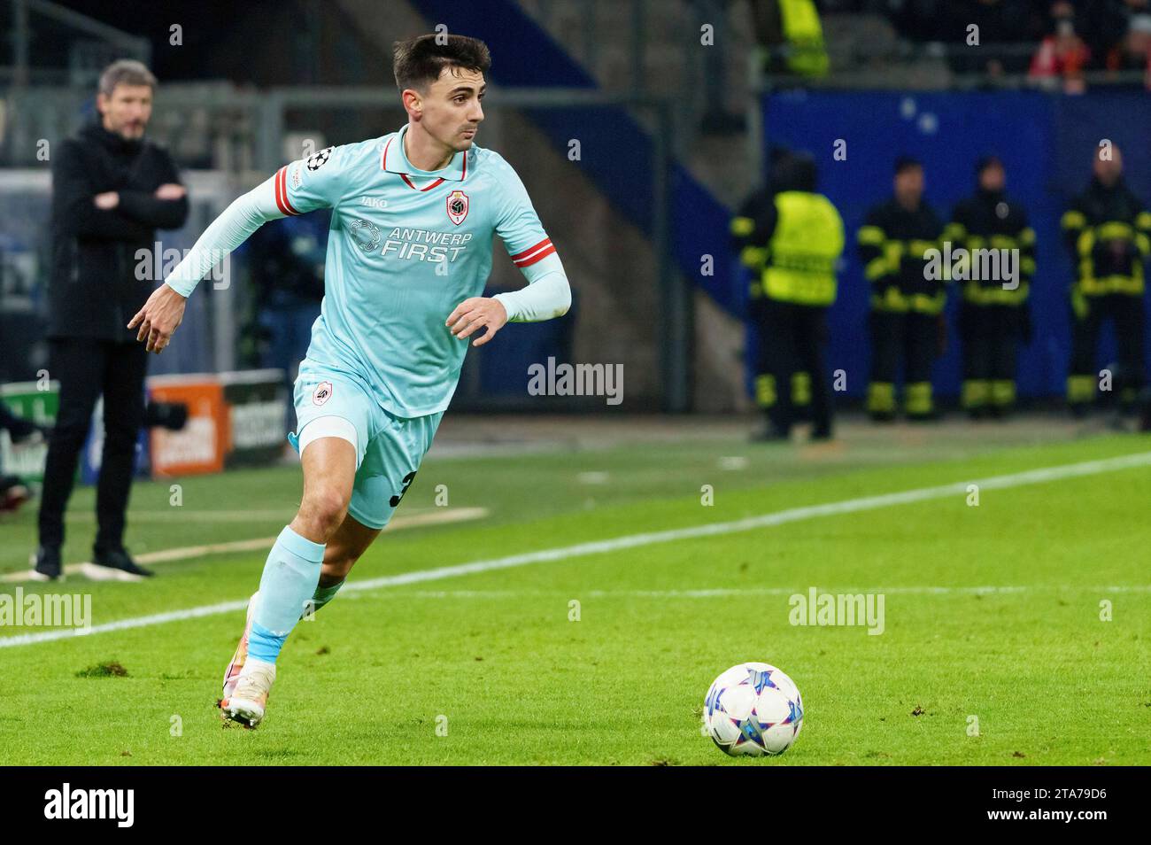 Hambourg, Deutschland. 28 novembre 2023. Jelle bataille (Royal Antwerpen FC, #34) GER, Schachtar Donezk vs. Royal Antwerpen FC, Fussball, Champions League, Gruppe H, Spieltag 5, saison 2023/2024, 28.11.2023 photo : Eibner-Pressefoto/Marcel von Fehrn crédit : dpa/Alamy Live News Banque D'Images