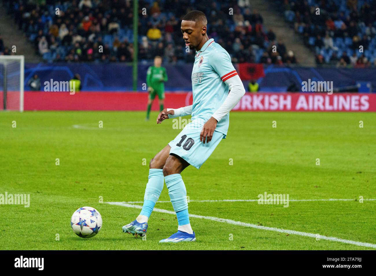 Hambourg, Deutschland. 28 novembre 2023. Michel-Ange Balikwisha (Royal Antwerpen FC, #10) GER, Schachtar Donezk vs. Royal Antwerpen FC, Fussball, Champions League, Gruppe H, Spieltag 5, saison 2023/2024, 28.11.2023 photo : Eibner-Pressefoto/Marcel von Fehrn crédit : dpa/Alamy Live News Banque D'Images