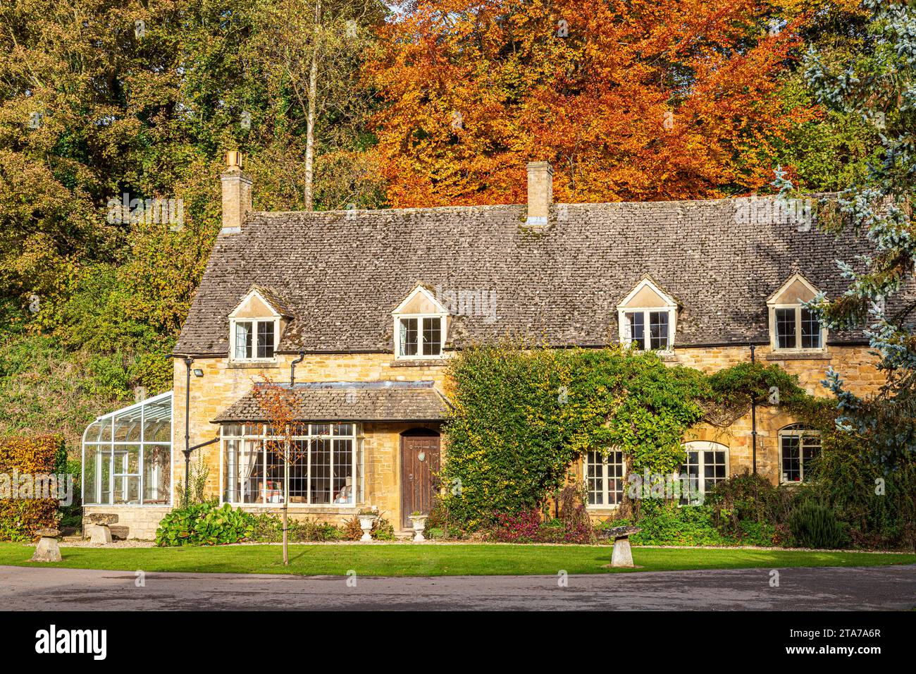 Couleurs d'automne derrière les cottages de la brasserie Donnington, près du village Cotswold de Donnington, Gloucestershire, Angleterre Banque D'Images
