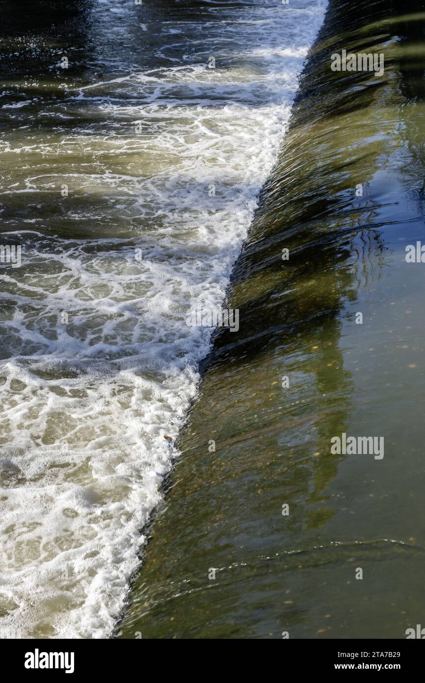 Un petit barrage sur une rivière avec un petit volume d'eau Banque D'Images