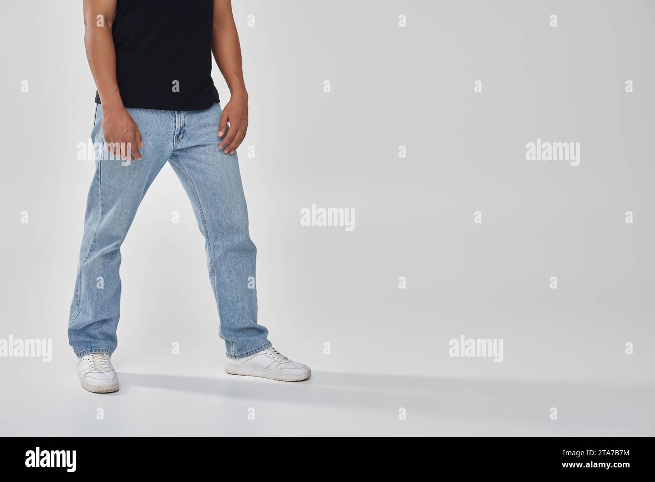 modèle masculin afro-américain élégant posant en t-shirt noir et jeans, espace de copie pour la publicité Banque D'Images
