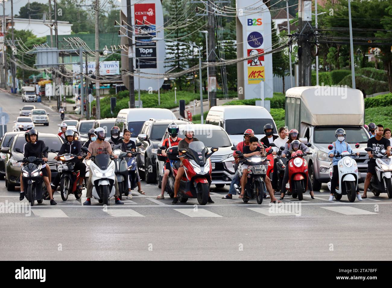 Les gens qui roulent à moto sur la rue de la ville Banque D'Images