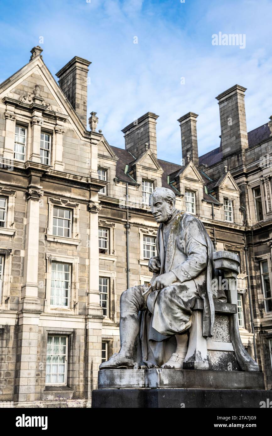 Statue de George Salmon par John Hugues, mathématicien et théologien irlandais, prévôt du Trinity College, campus du Trinity College Dublin, Irlande Banque D'Images