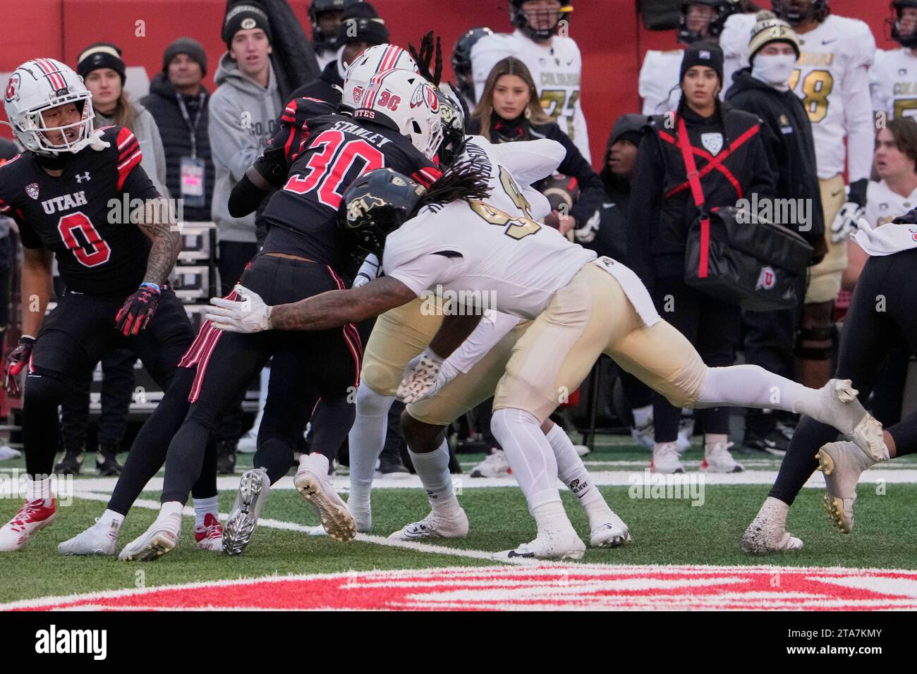 Novembre 23 2023 : Utes fait dos à Dijon Stanley (30) lors du match avec Colorado Buffaloes et Utes Utah qui a eu lieu au Rice-Eccles Stadium à Salt Lake UT. David Seelig/Cal Sport Medi(image de crédit : â© David Seelig / Cal Sport Media/Sipa USA/Cal Sport Media/Sipa USA) (image de crédit : © David Seelig / Cal Sport Media/Sipa USA/Cal Sport Media/Sipa USA) Banque D'Images