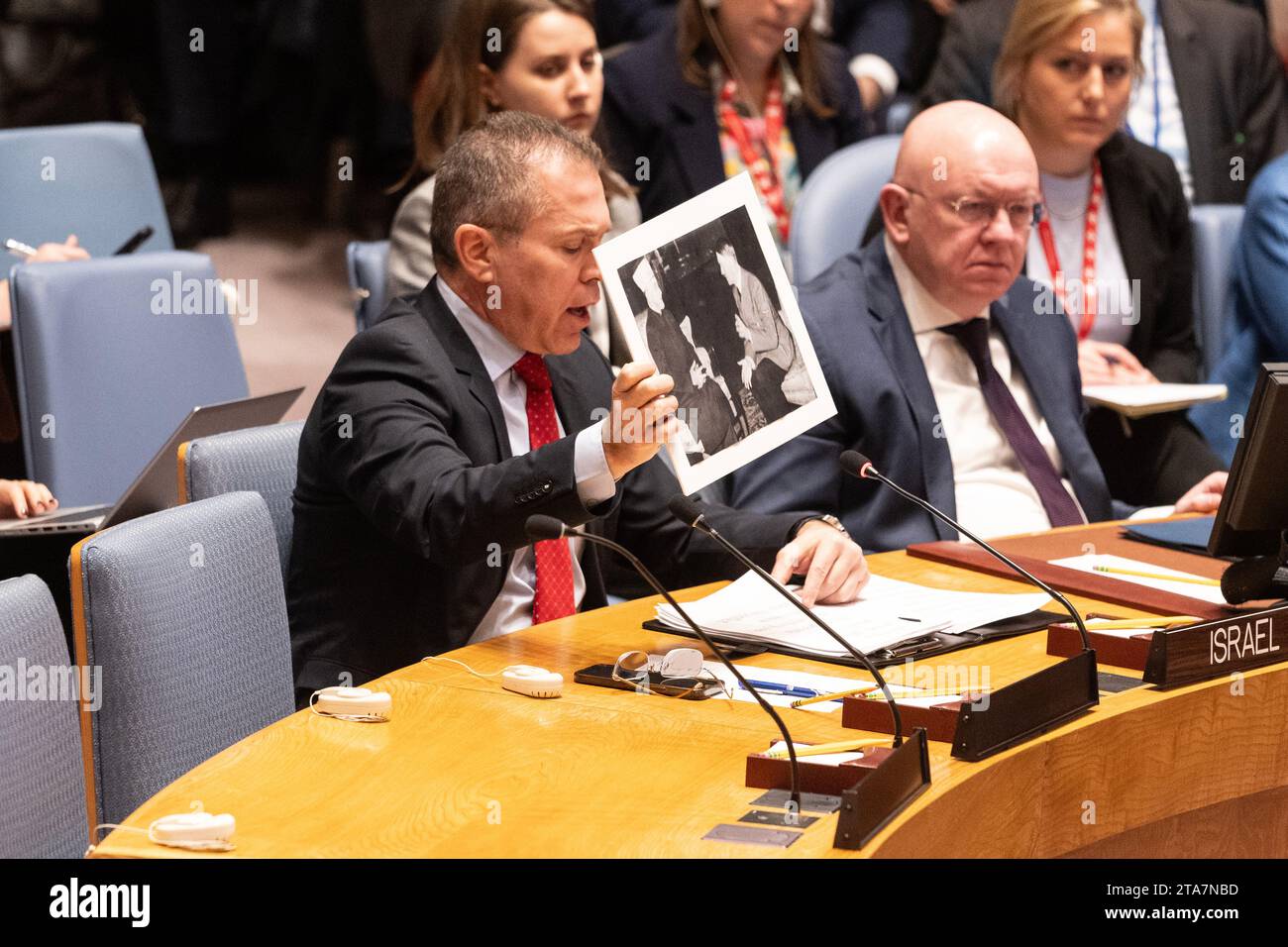 L’ambassadeur Gilad Erdan d’Israël montrant une photo du Grand Mufti de Jérusalem, Haj Amin al-Husseini rencontrant Adolf Hitler en 1941 alors qu’il s’exprimait lors d’une réunion du SC sur la situation au Moyen-Orient, y compris la question palestinienne au siège de l’ONU à New York le 29 novembre 2023 Banque D'Images